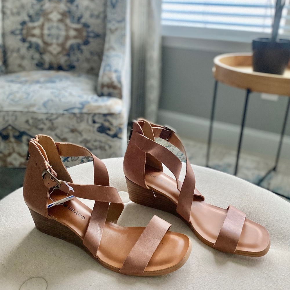 NWT 6.5 Never Worn New Lucky Brand Low Wedge Heel Strappy Sandal - Tan / Brown